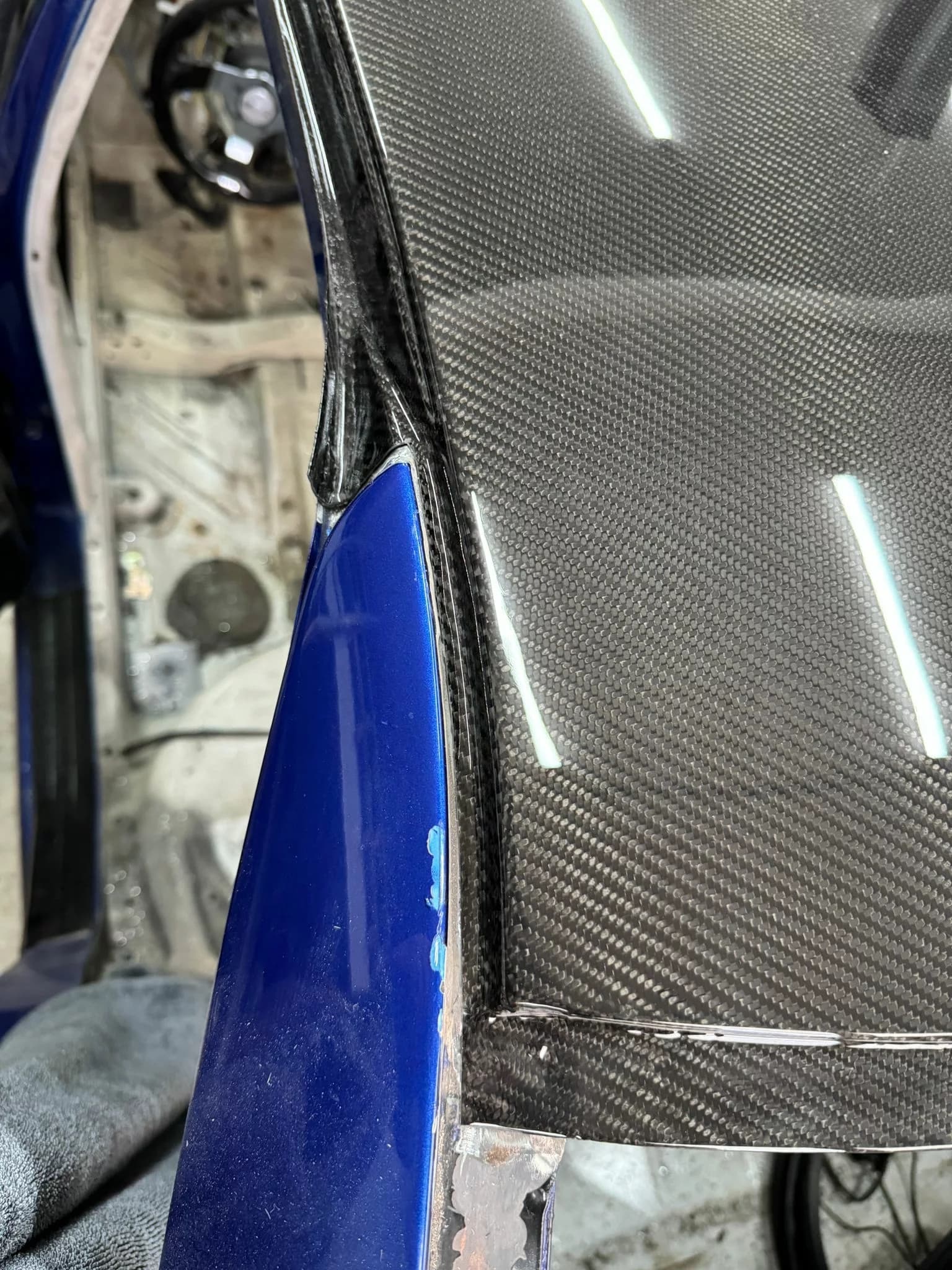 Detailansicht BMW E36 Carbon-Dachkante zur C-Säule, präzise Passform