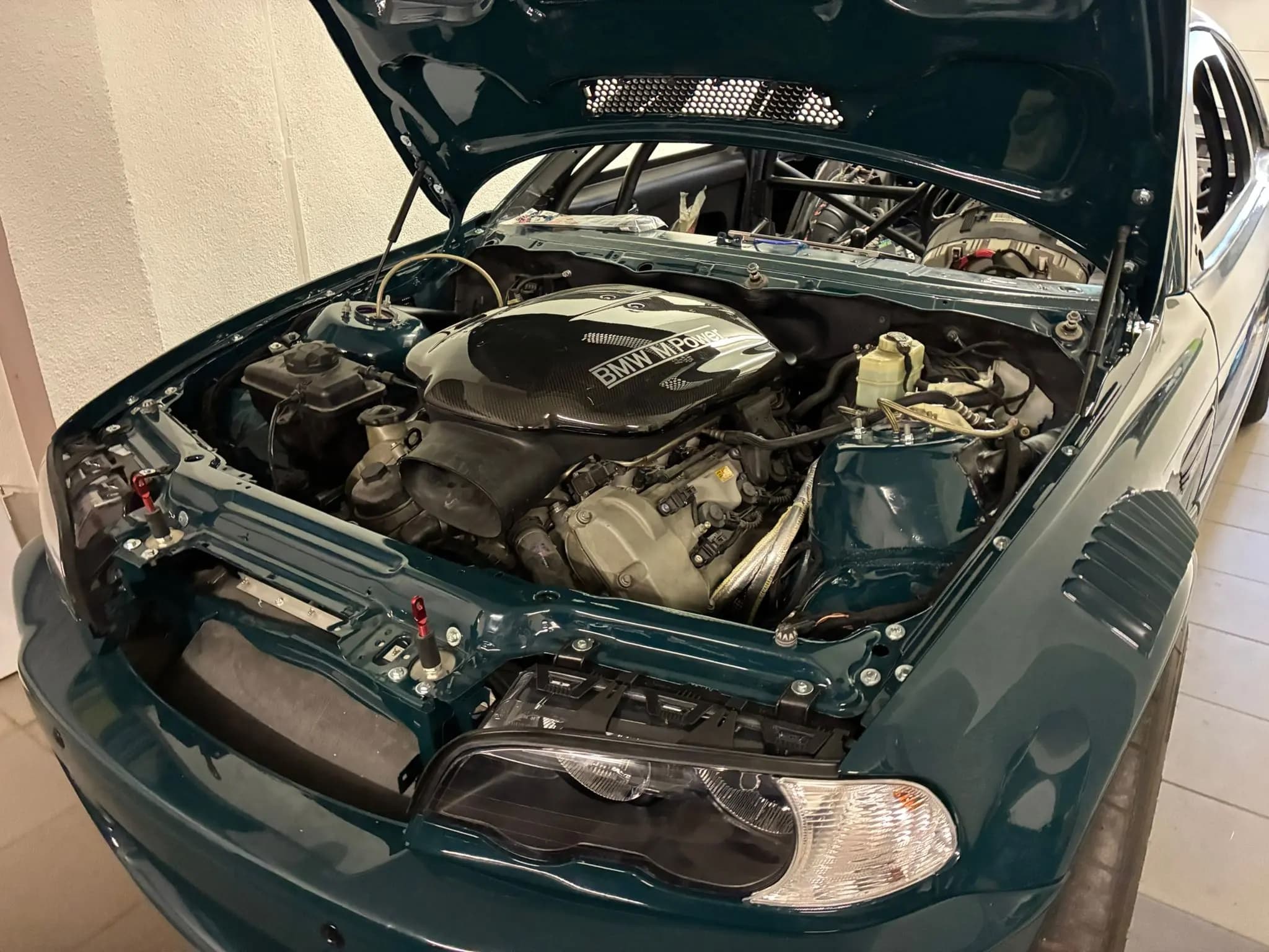 BMW E46 Motorraum mit Carbon Filterkastenabdeckung – montierte Carbon Abdeckung im M3-Motorraum