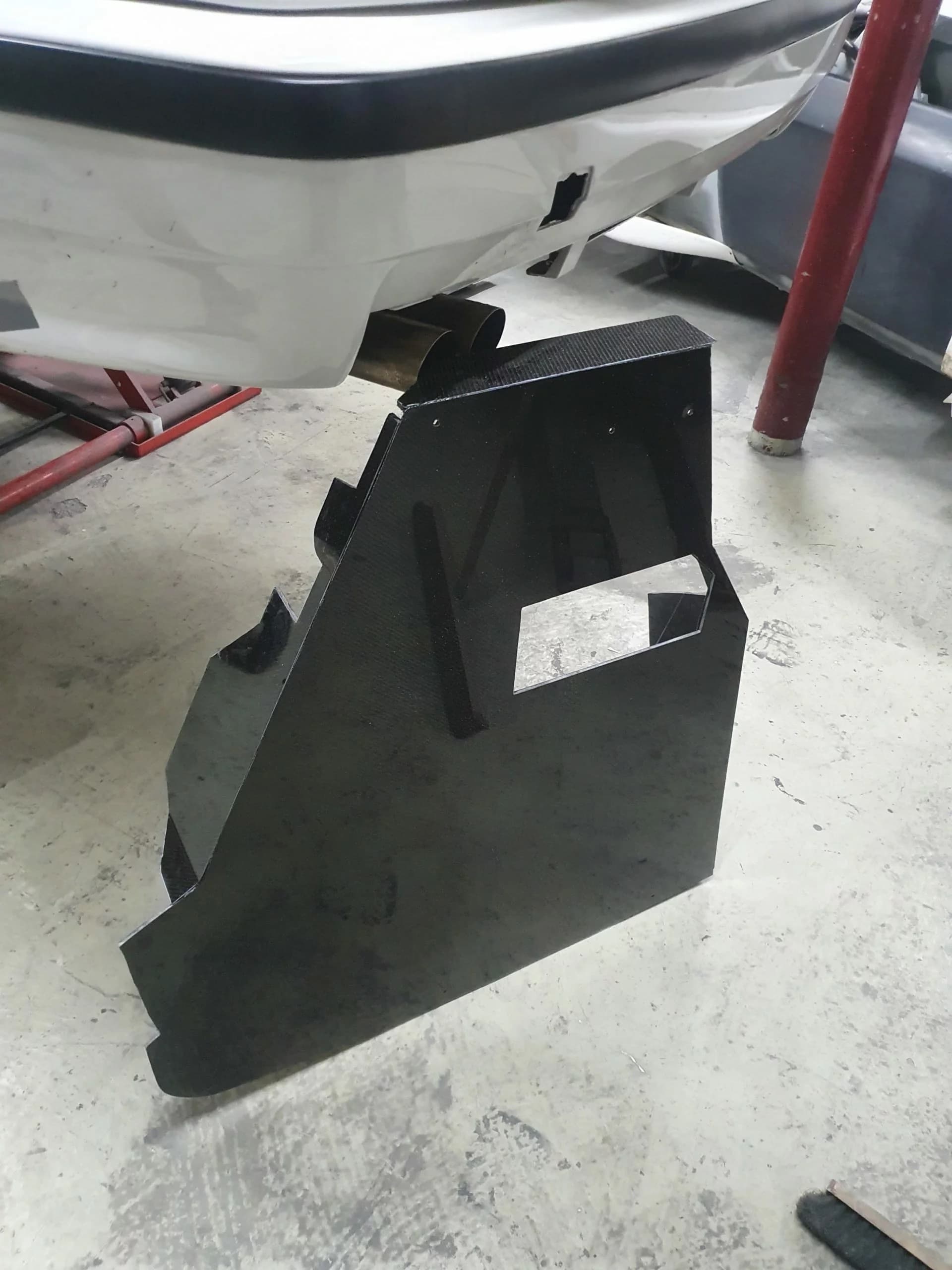 Carbon Unterbodenplatte am Heck eines BMW E36, seitliche Ansicht im Stand