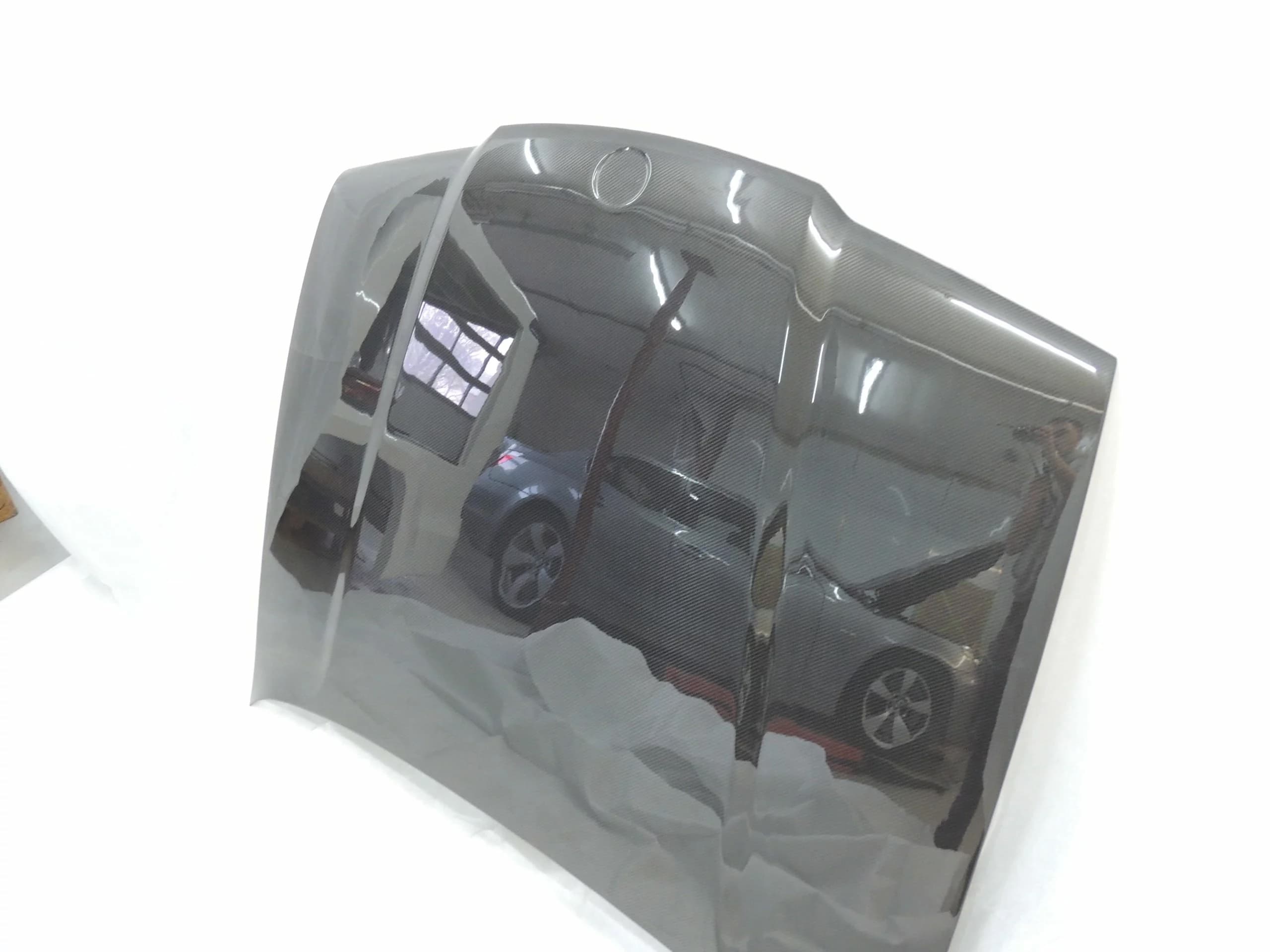 Carbon-Motorhaube BMW E36 – hochglänzende Sichtcarbon-Haube mit OEM-Form, frontal auf weißem Untergrund