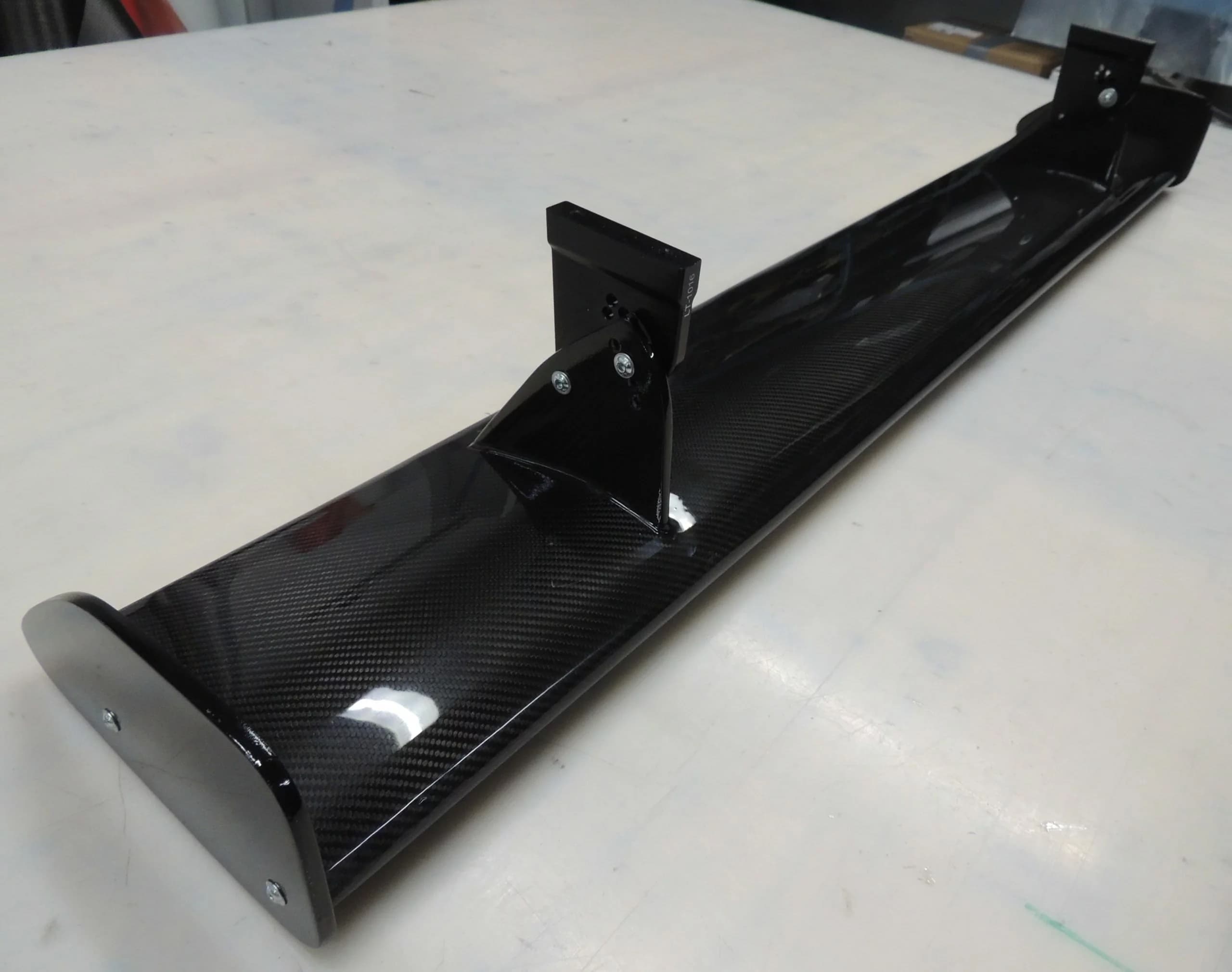 Schrägansicht kompletter Carbon-Heckflügel BMW E92 M3 GT4
