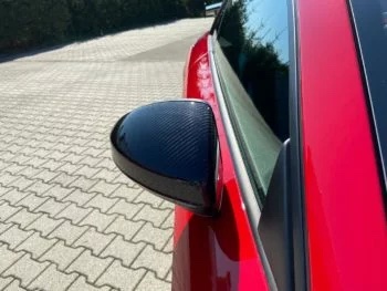 Carbon Spiegelkappe Audi TT RS, schräge Ansicht von hinten mit sichtbarer Carbonstruktur