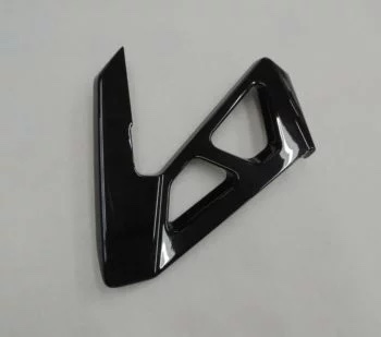 Einzelansicht einer schwarzen Spoilerhalterung für den Carbon Performance Heckspoiler