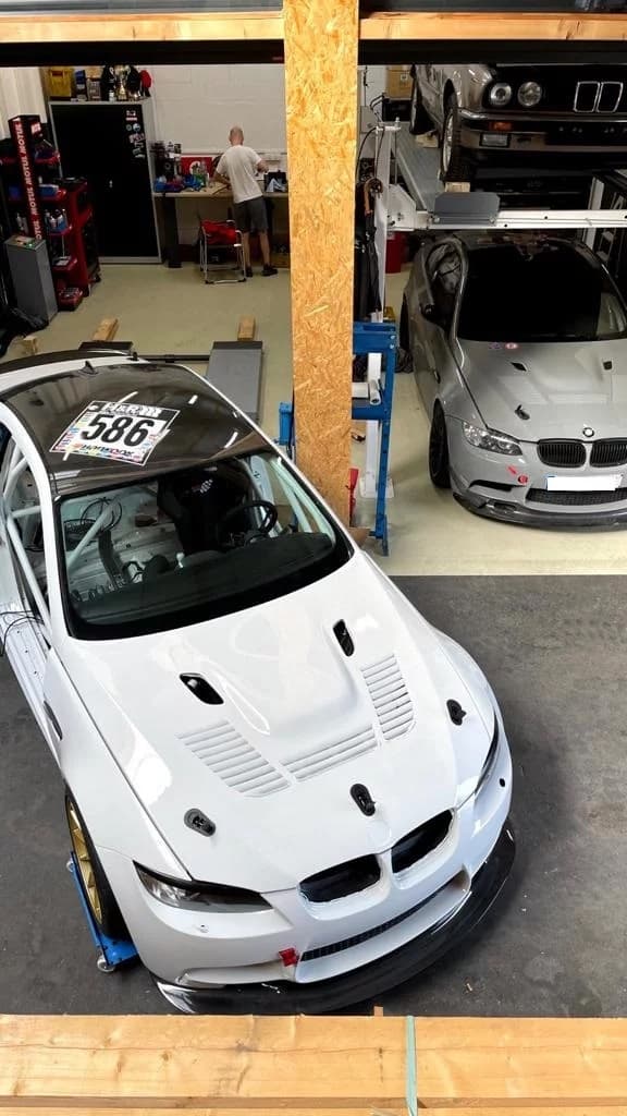 BMW E92 M3 Rennfahrzeug mit Carbon-Motorhaube auf der Hebebühne