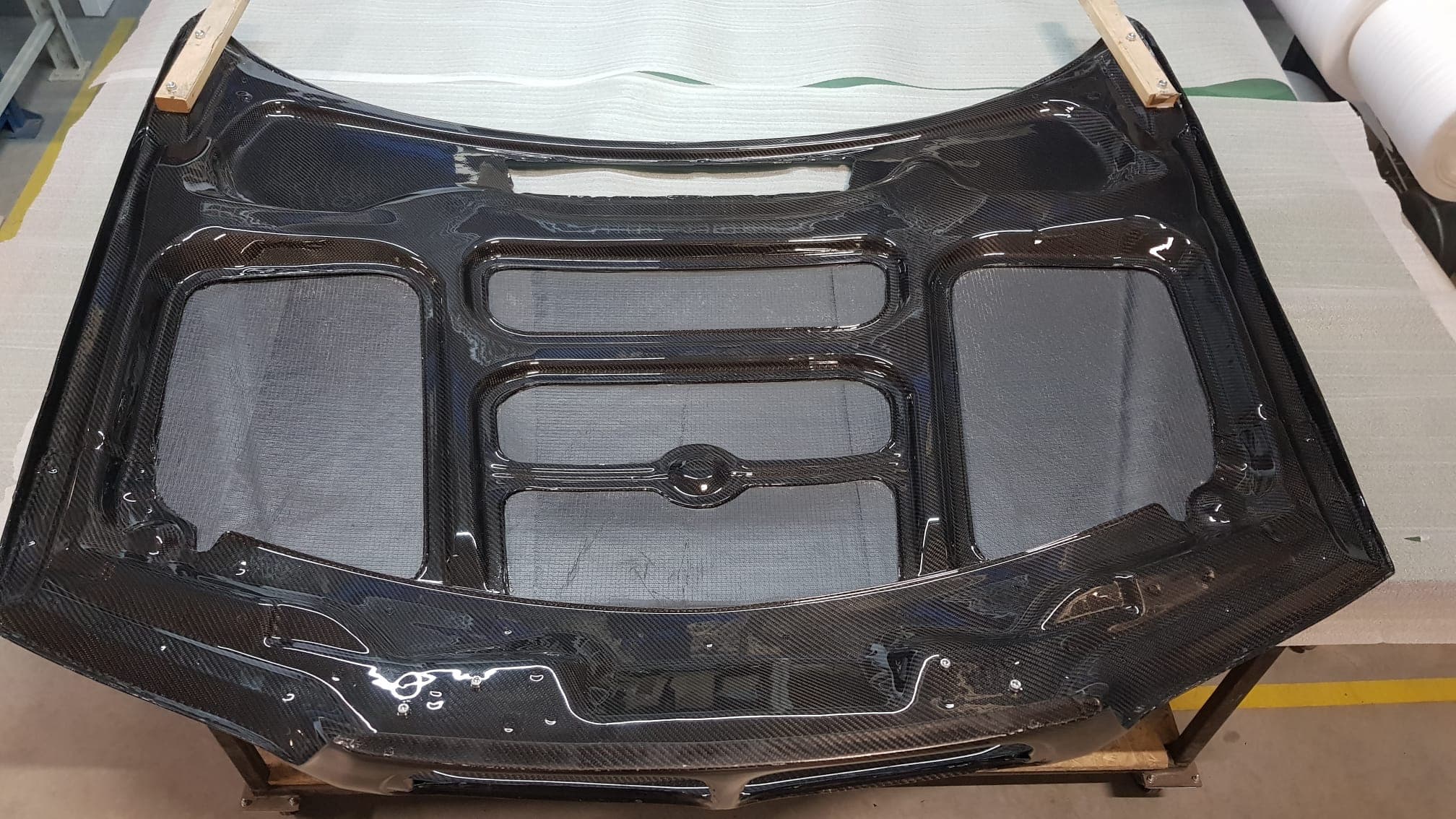 Carbon Motorhaube BMW E46 Innenstruktur – Innenseite der Carbon Motorhaube mit Verstärkungsrippen