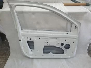 Carbon Tür Renault Clio 3, Innenansicht mit sichtbarer Struktur und Aussparungen