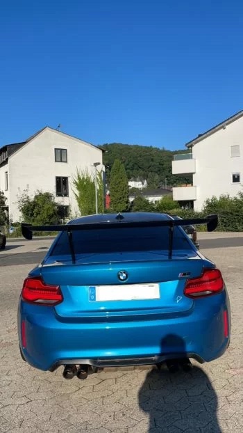 Heckansicht BMW F22 mit großem Sichtcarbon Heckflügel