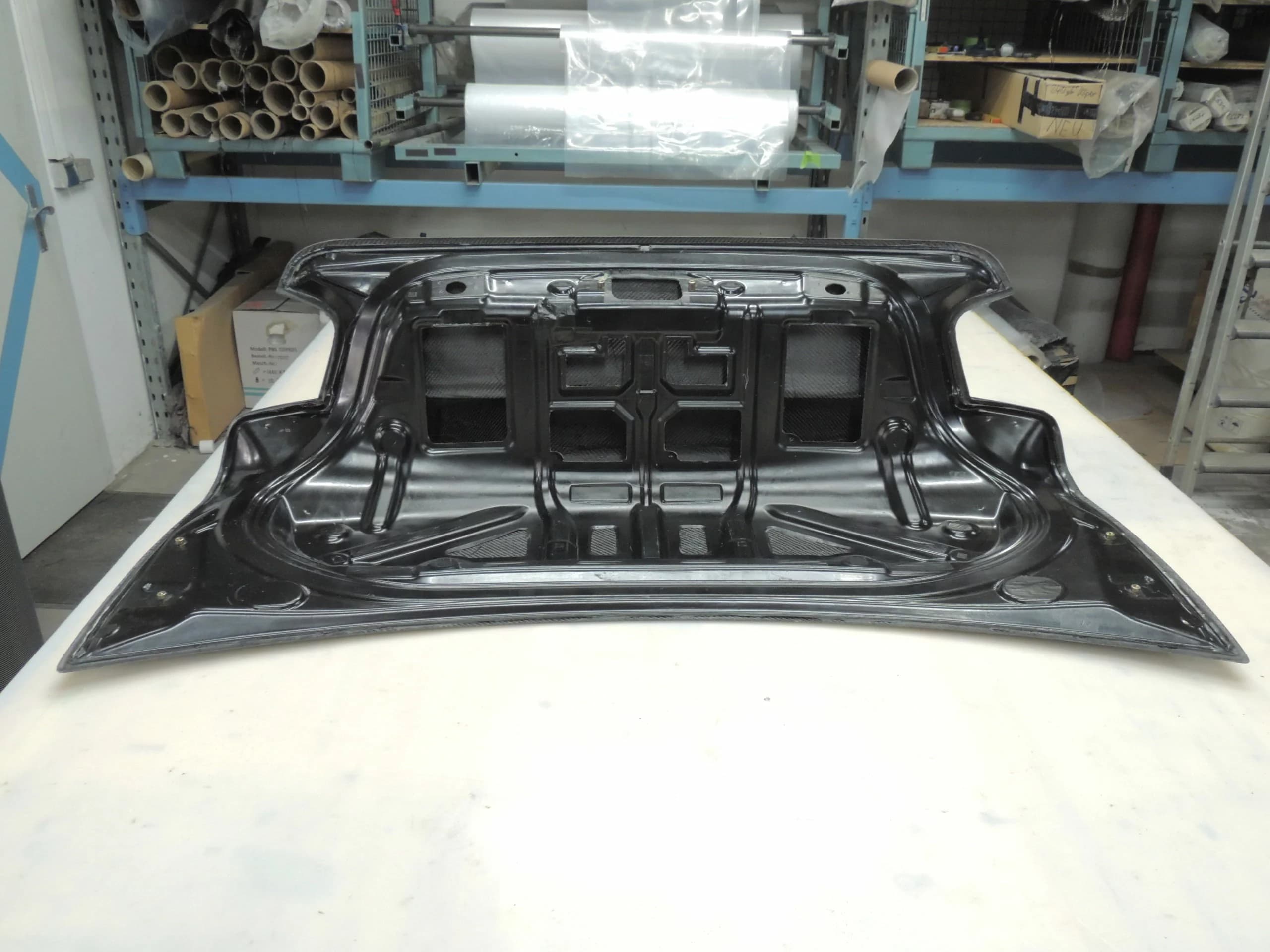 Carbon Heckklappe BMW F22 / M2 – Innenansicht mit integrierten Verstärkungen und Struktur