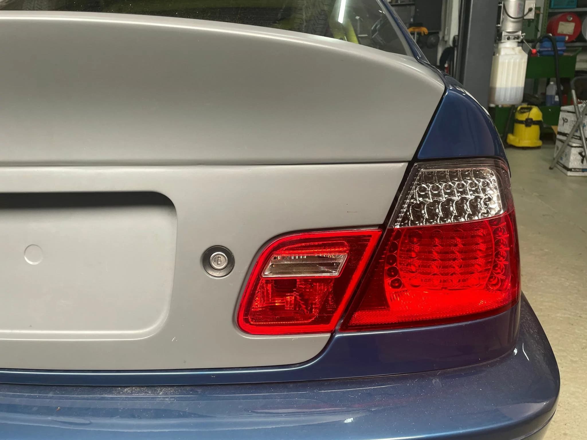 Heckansicht BMW E46 mit montierter CSL Carbon Heckklappe und Ducktail