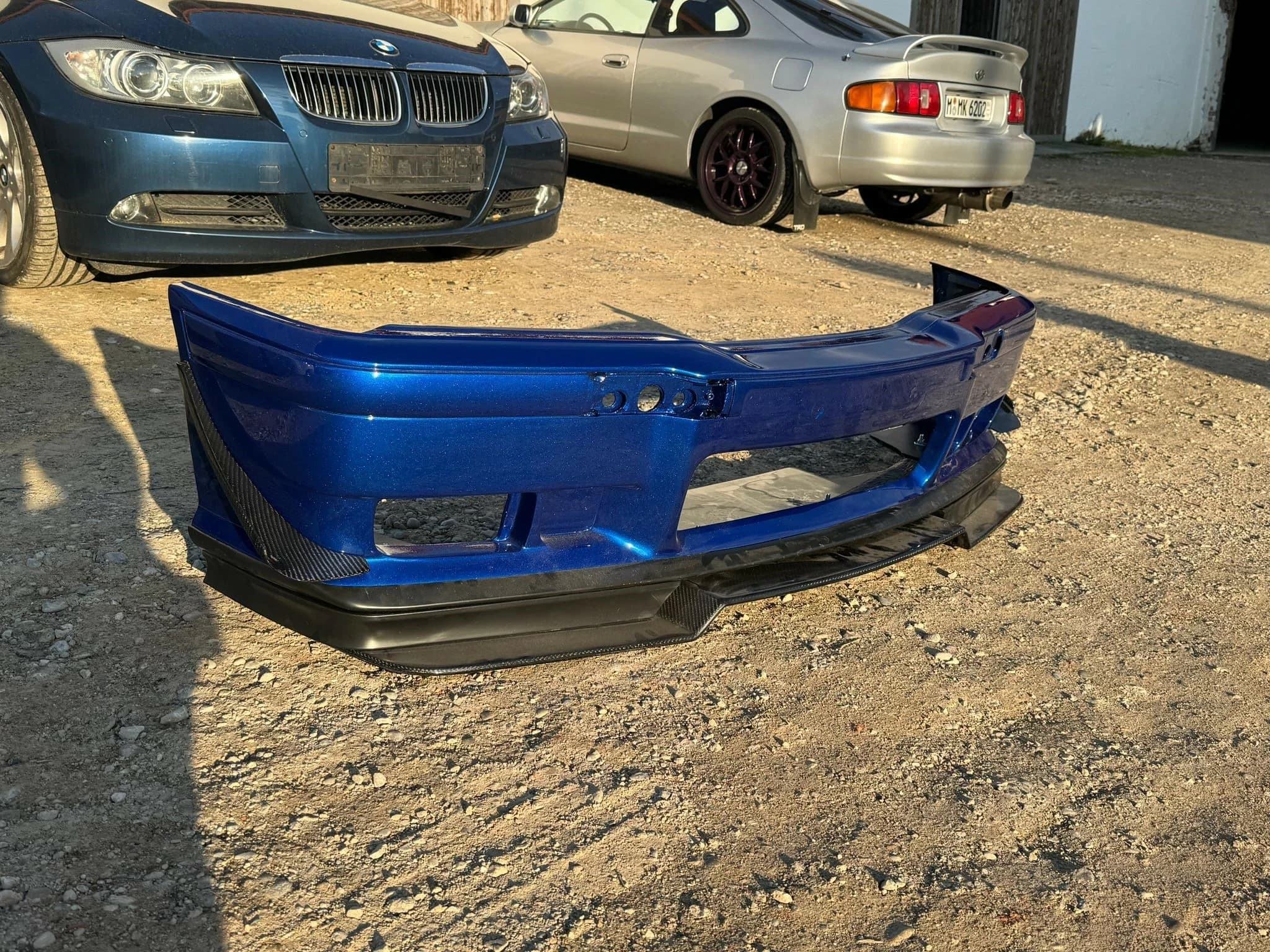 Blau lackierte Frontstoßstange mit beidseitigen Carbon-Canards