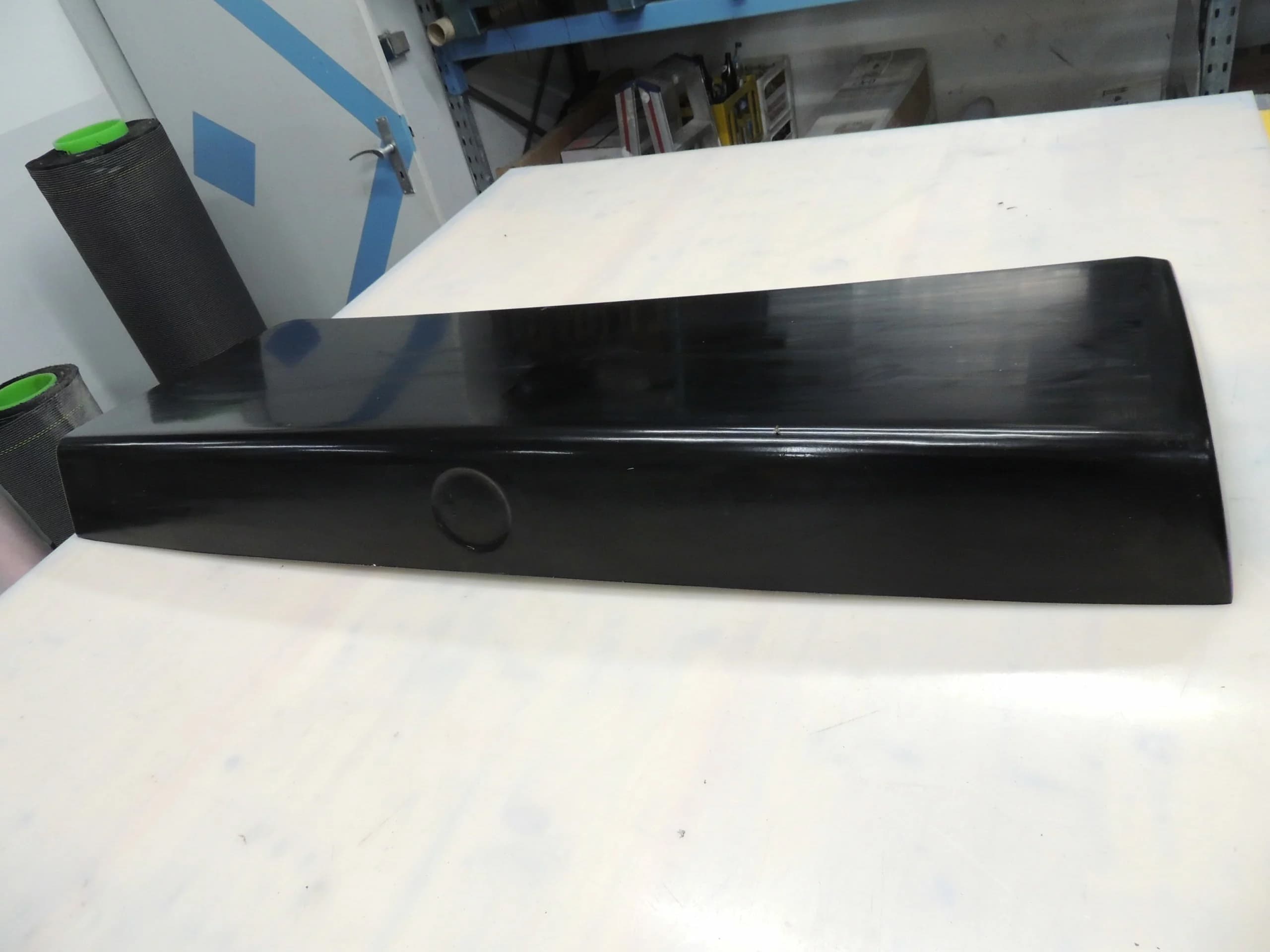 Carbon-Kofferraumdeckel für BMW E30 M3, Außenansicht in schwarz mit glatter Oberfläche