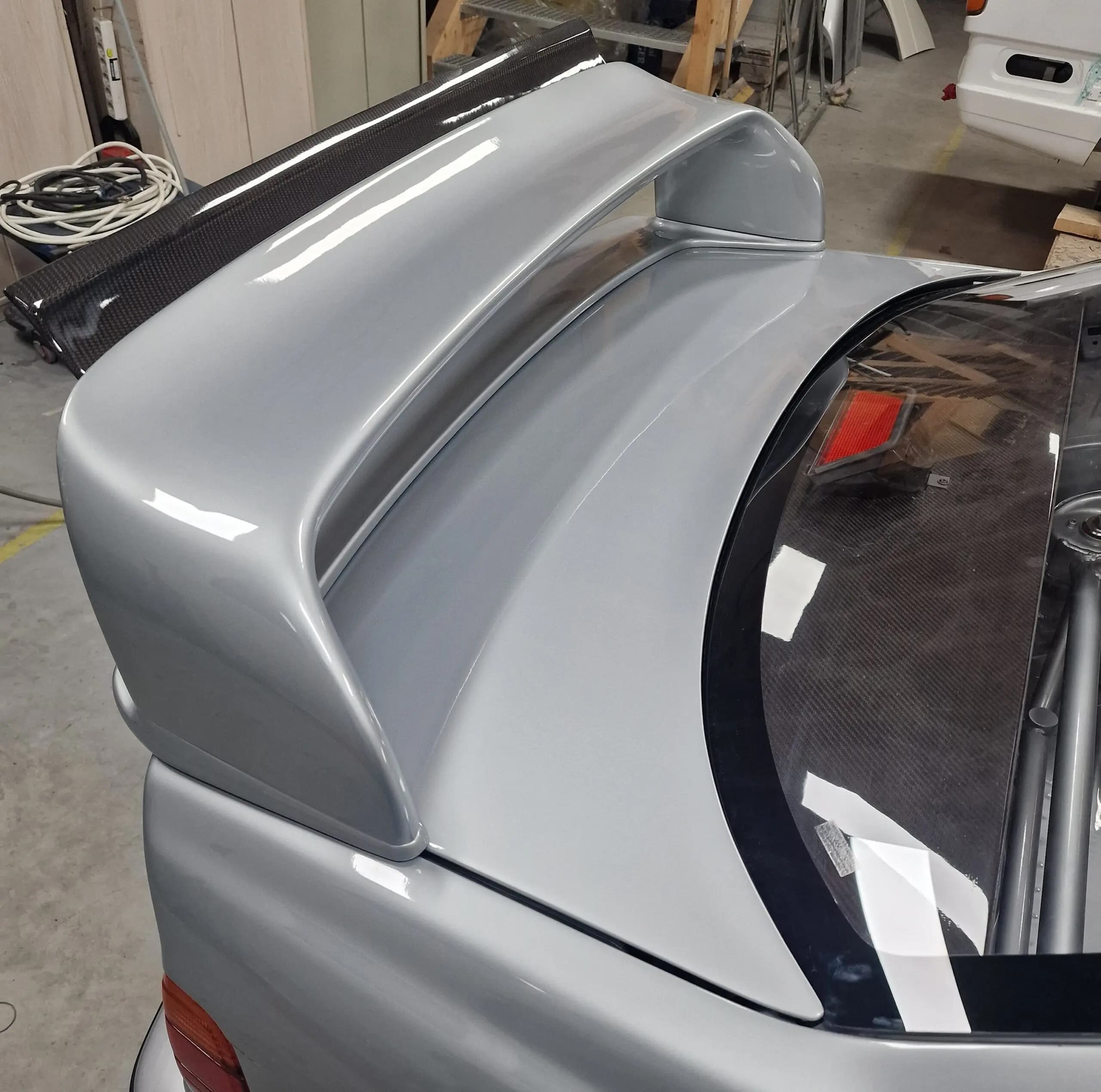 BMW E36 Limousine mit montiertem GTR-Heckspoiler, Heckansicht