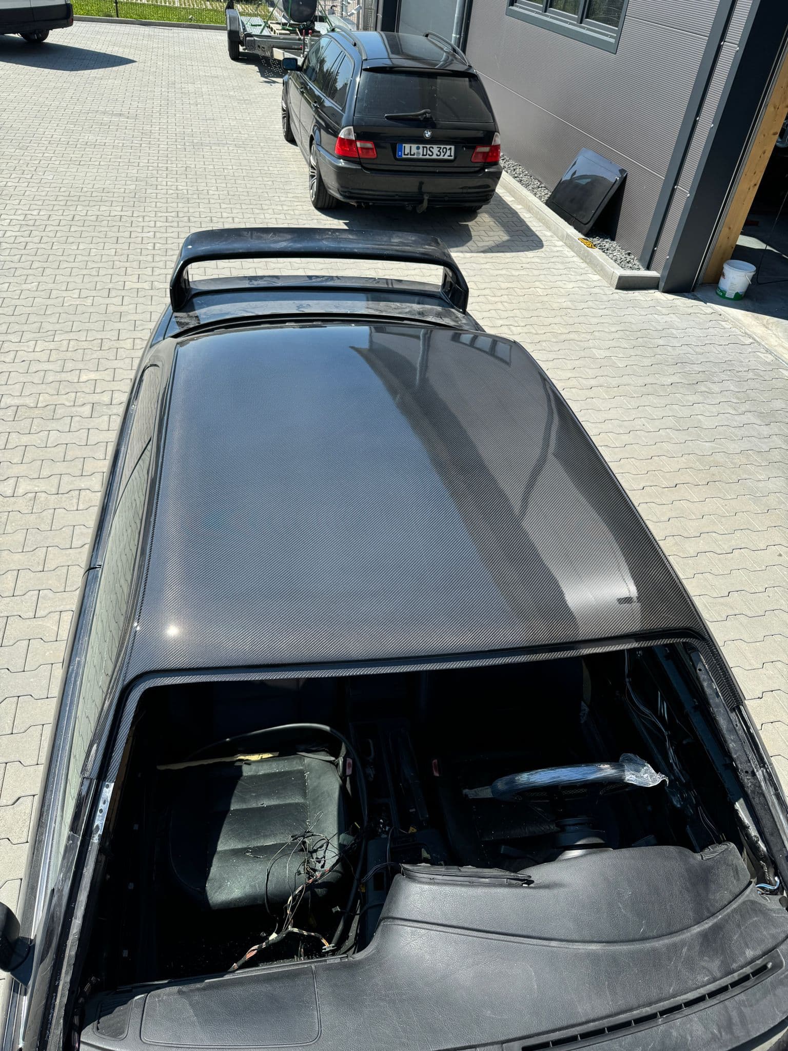 Carbon-Dach auf BMW E36 montiert, Draufsicht mit Heckspoiler im Hintergrund