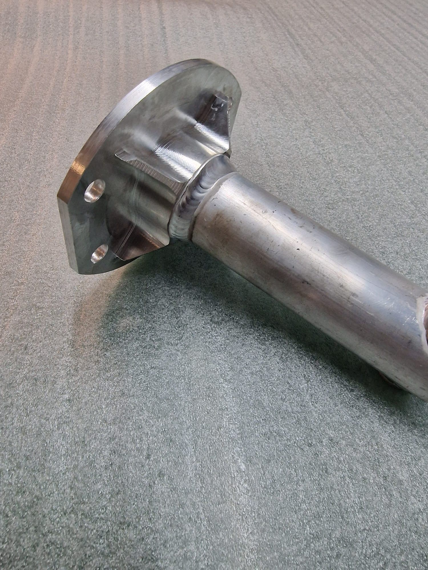 Detailansicht eines Aluminium-Pralldämpfers mit angeschweißtem Rohrstutzen