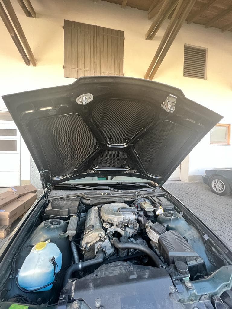 Geöffnete Carbon-Motorhaube BMW E36 Coupé mit Blick in den Motorraum