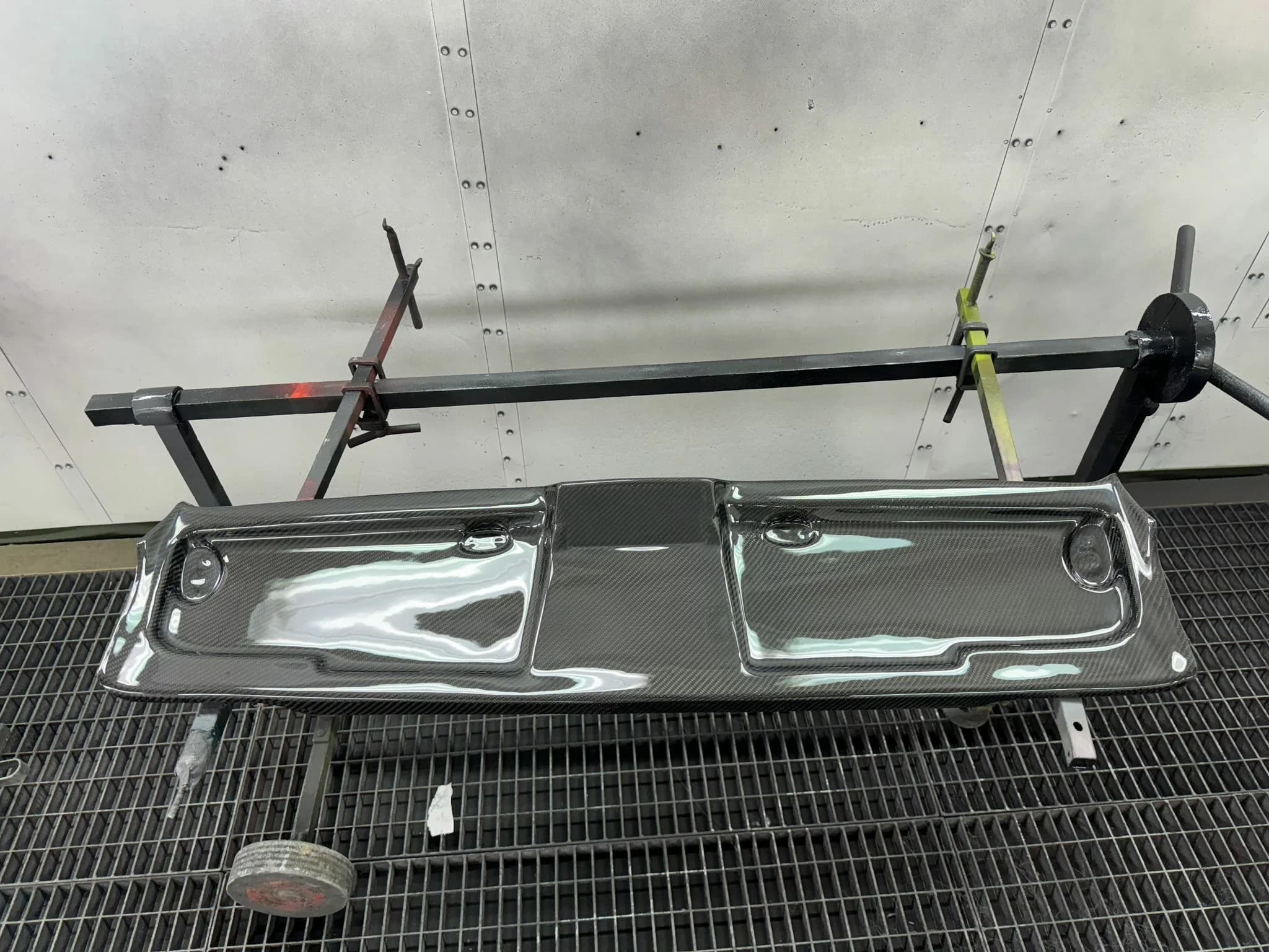 Carbon-Blende für den Dachhimmel in Hochglanz, symmetrisches Headliner-Panel mit zwei vertieften Bereichen und Mittelsteg, auf Werkstatt-/Lackierständer