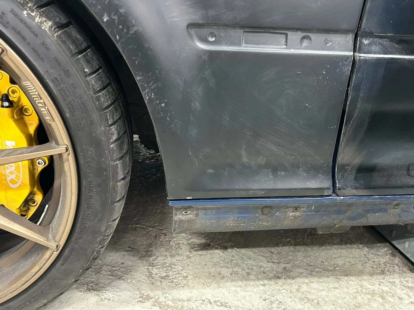 Detailansicht grauer Kotflügel BMW E46 M3 mit Sicken und Öffnungen
