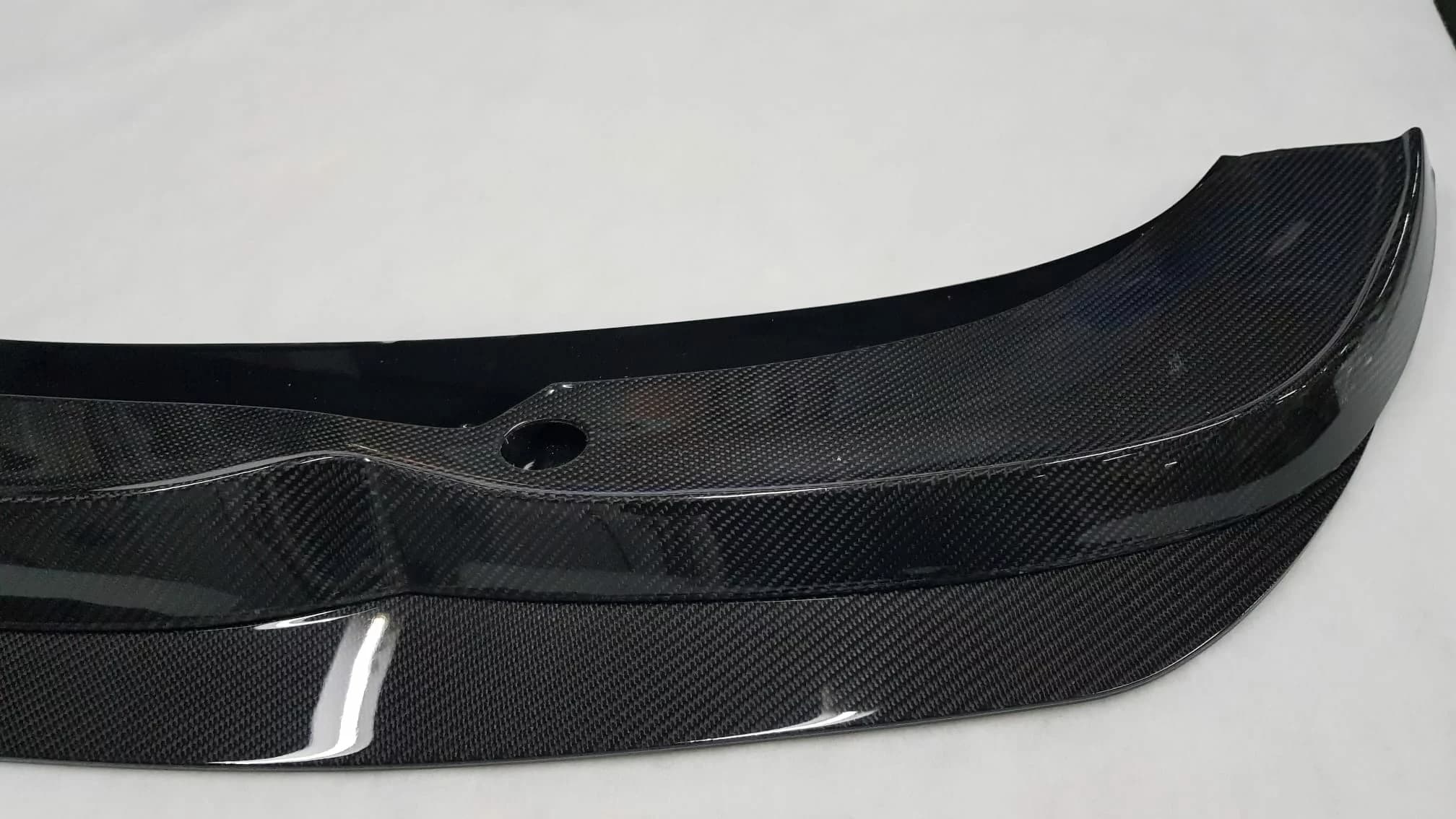 Detailaufnahme des Carbon Frontsplitters BMW E46 M3 CSL mit Bohrung und sauberer Kantenführung.