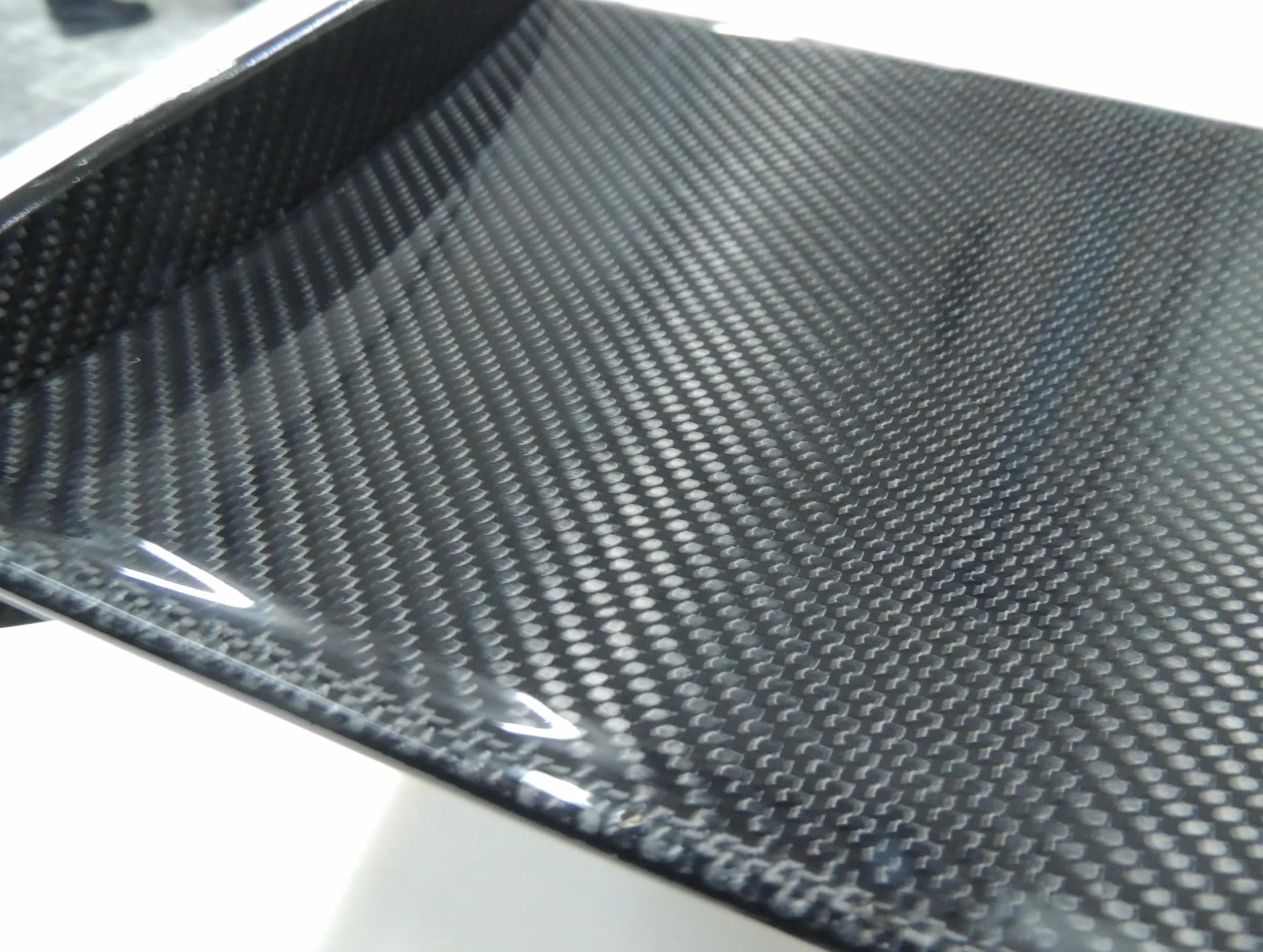 Detailansicht Carbon-Oberfläche des Heckflügels BMW E92 M3 GT4