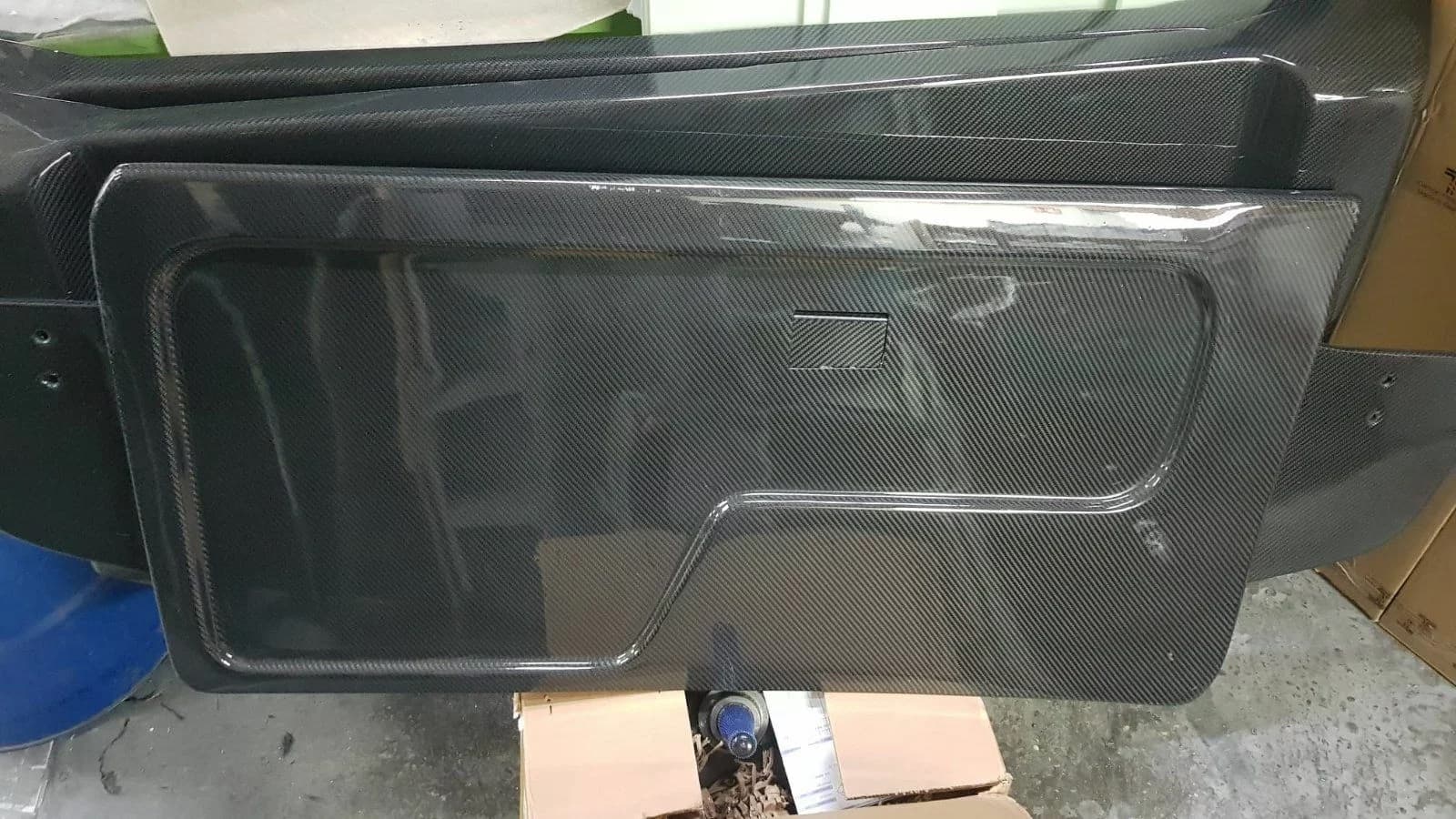 Mehrere Carbon Türverkleidungen BMW E30 gestapelt in Werkstatt