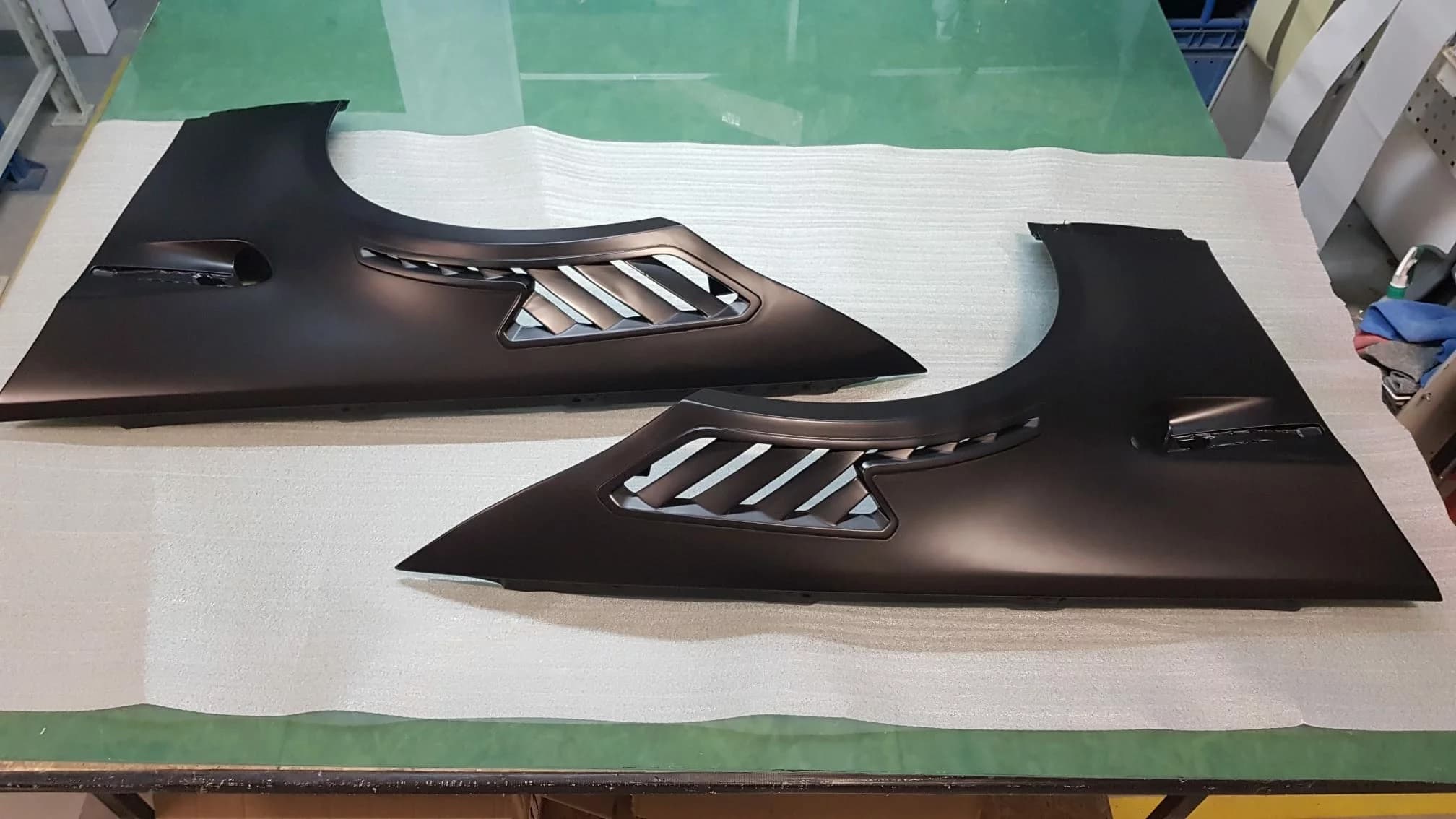 Carbon Kotflügel GTR Set für BMW E90/E92 M3, beide Kotflügel nebeneinander auf Werkbank