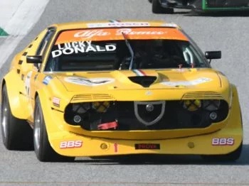 Frontansicht eines Alfa Romeo Montreal Rennwagens mit breiter Frontschürze und Zusatzscheinwerfern