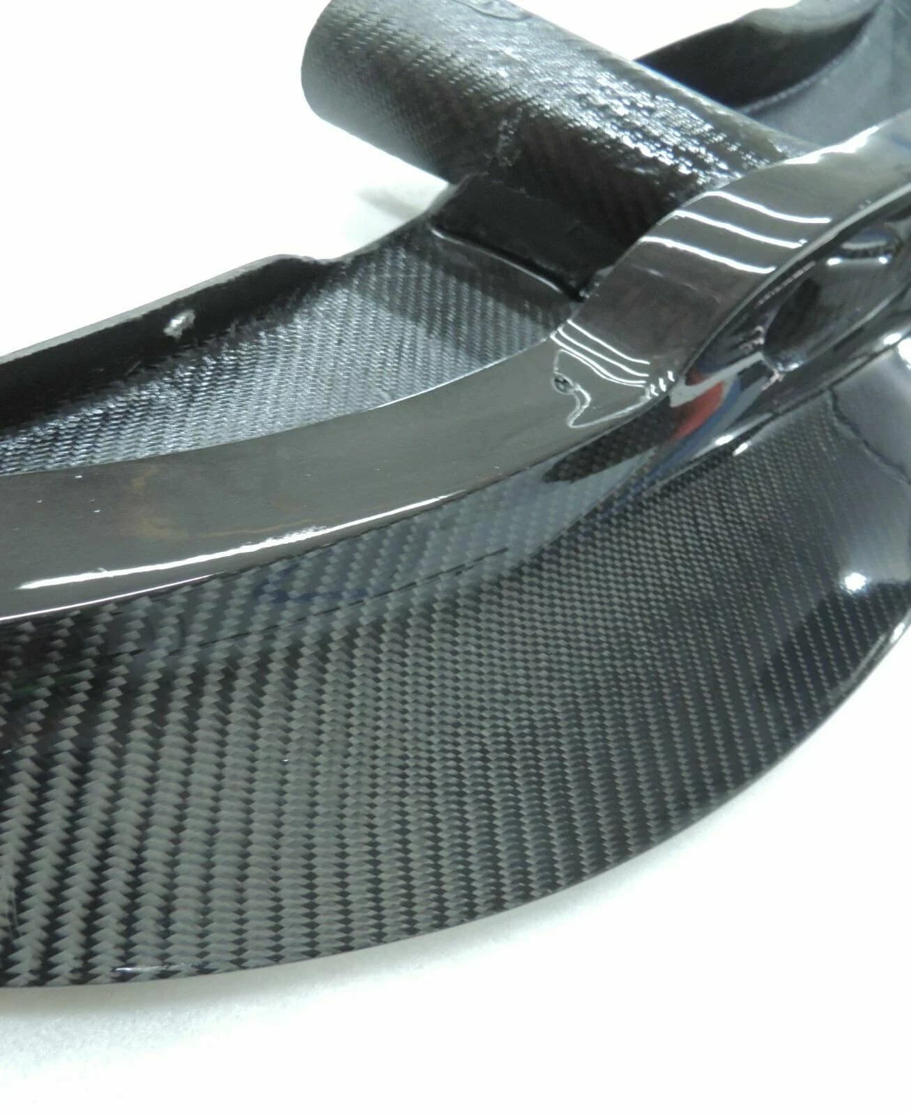 Sichtcarbon Flap-Schwert für BMW E92 M3, Detailaufnahme der Carbonoberfläche und Kante